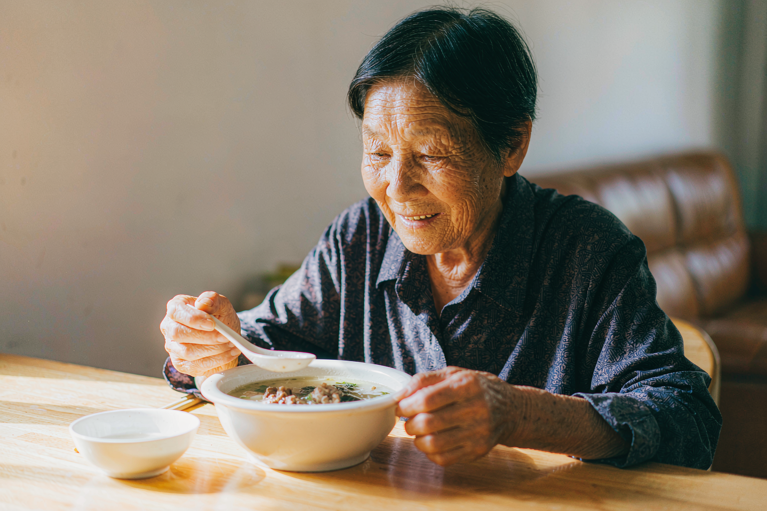 老人秋天干咳吃什么 秋天咳嗽食疗方 润肺食物有哪些 秋燥怎么调理 银耳百合羹的做法 老人秋季饮食注意 老人秋天干咳吃什么 秋天咳嗽食疗方 润肺食物有哪些 秋燥怎么调理 银耳百合羹的做法 老人秋季饮食注意