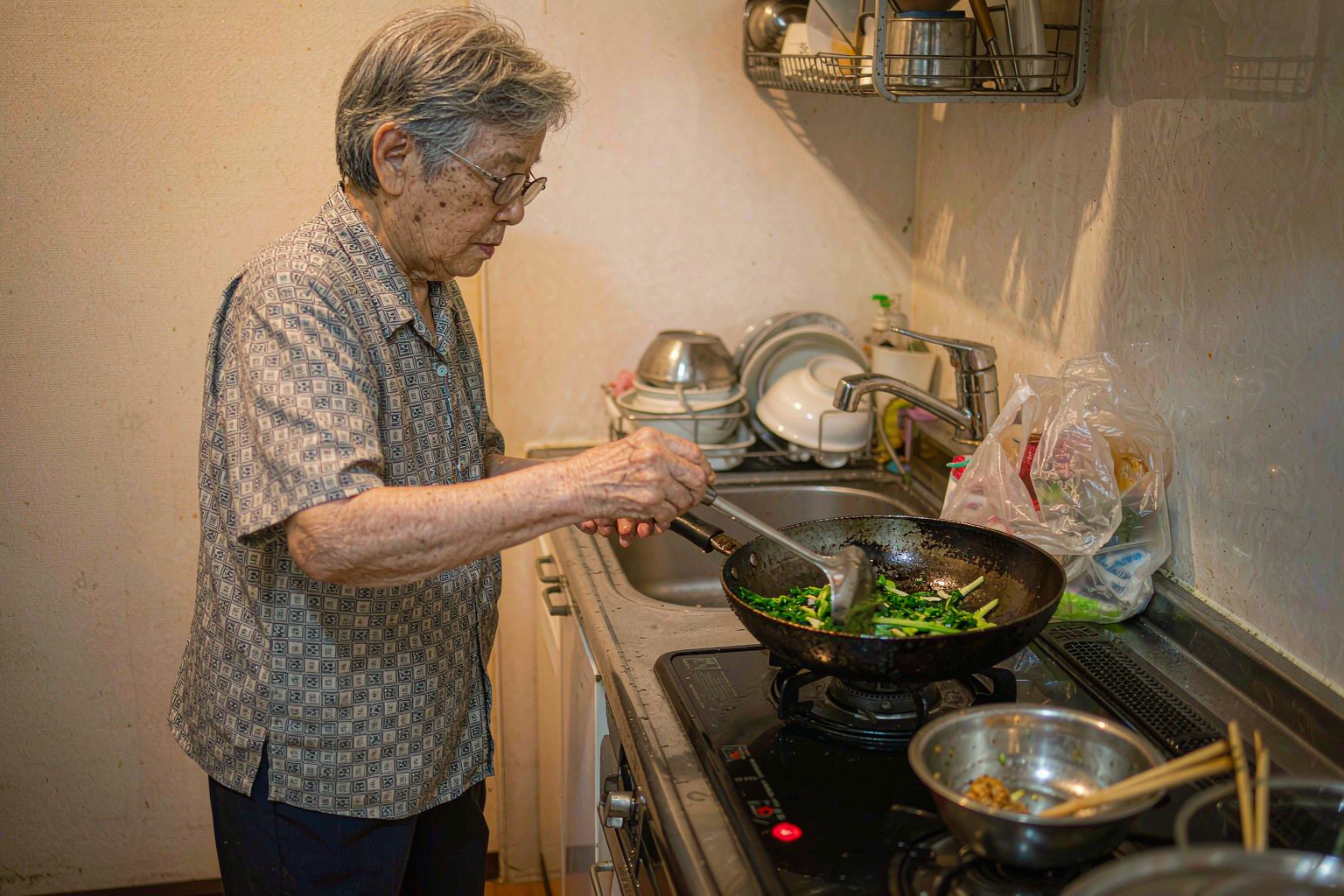 老人做饭忘关火 厨房防干烧改造 独居老人燃气安全 防干烧灶具 燃气报警器 适老化改造 燃气泄漏应急 忘关火原因 老人做饭忘关火 厨房防干烧改造 独居老人燃气安全 防干烧灶具 燃气报警器 适老化改造 燃气泄漏应急 忘关火原因