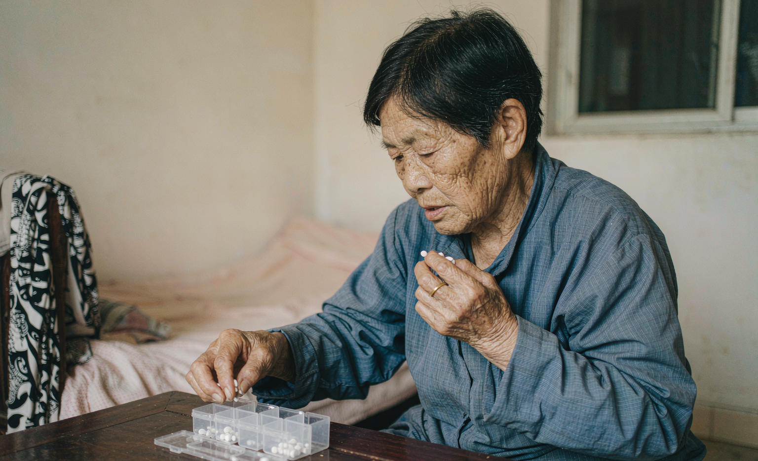 老人一天吃好几种药怎么管理,老年人分药盒怎么用,老人漏服药怎么办,多种药一起吃的顺序,老人用药时间安排,家庭药箱怎么整理,老人吃药注意事项,多重用药是什么 老人一天吃好几种药怎么管理,老年人分药盒怎么用,老人漏服药怎么办,多种药一起吃的顺序,老人用药时间安排,家庭药箱怎么整理,老人吃药注意事项,多重用药是什么