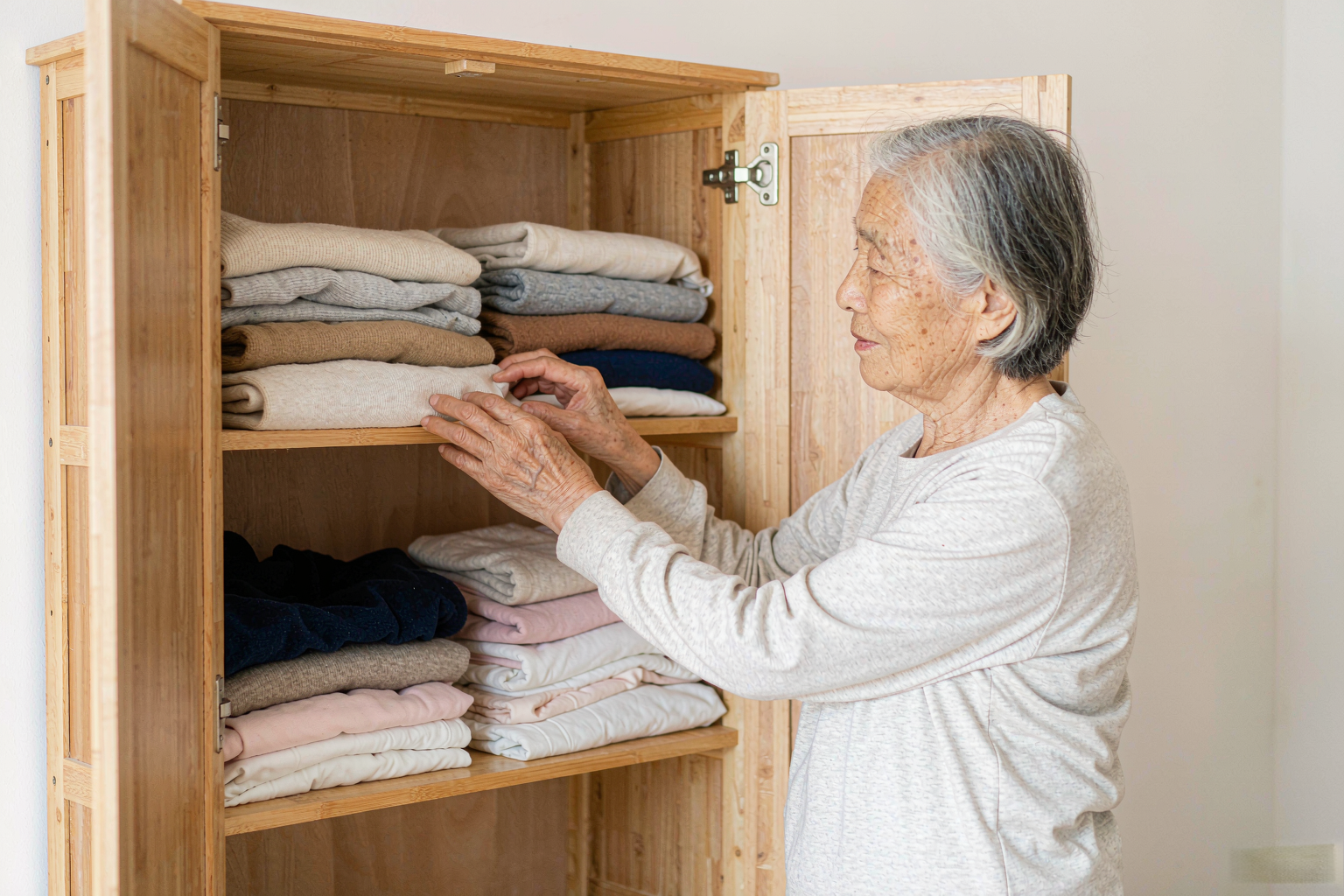 痴呆老人换衣服抗拒,认知症照护技巧,老人穿衣困难原因