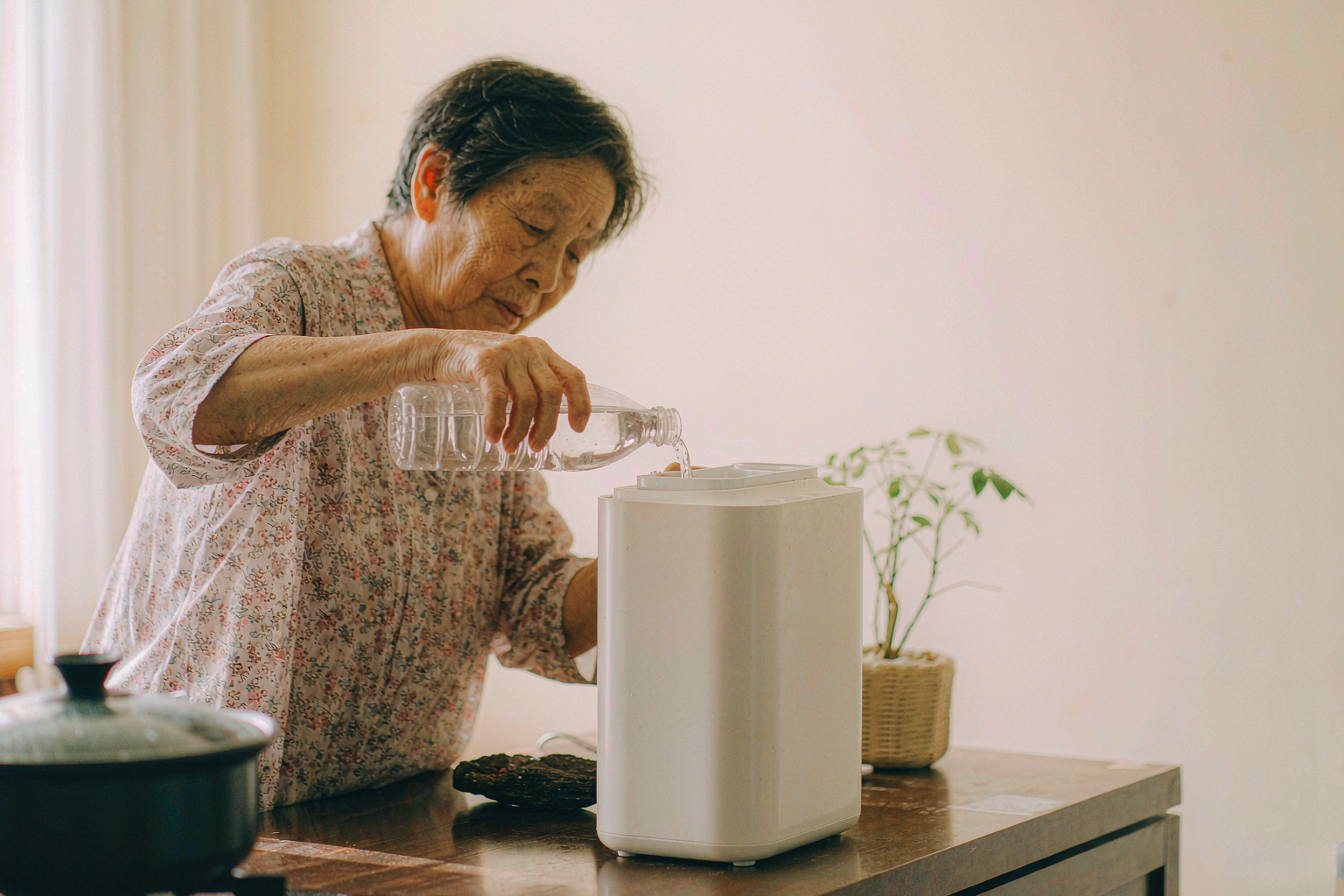 超声波蒸发式电热式加湿器对比,老人家用加湿器怎么选,加湿器正确使用方法
