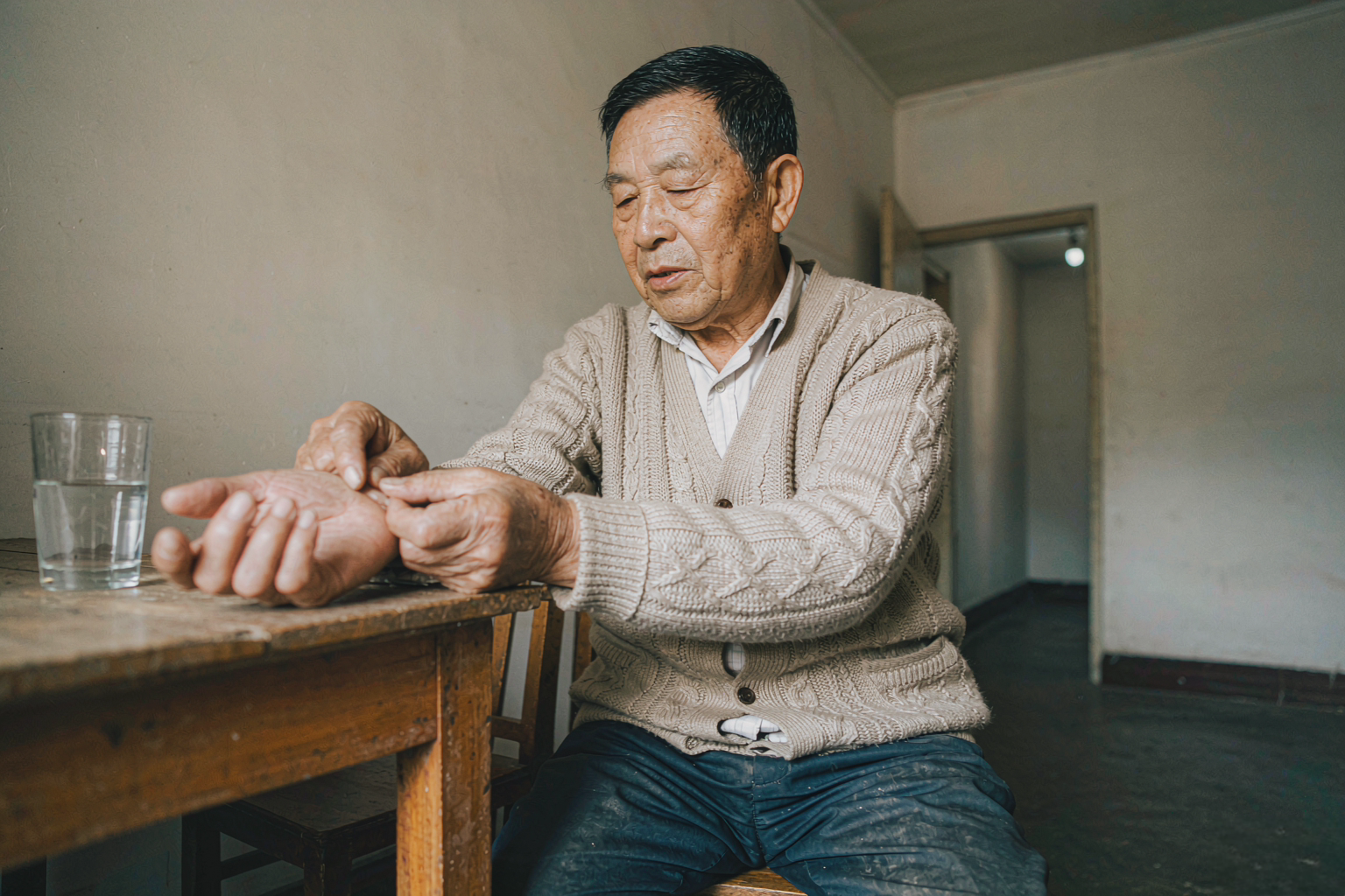 老人,自测脉搏,手腕,社区测量,心脏健康,居家监测,问诊 老人,自测脉搏,手腕,社区测量,心脏健康,居家监测,问诊