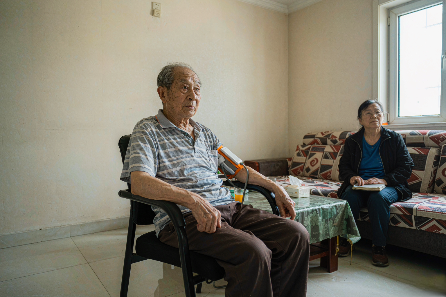 家人陪伴老人量血压 家人帮老人测量血压