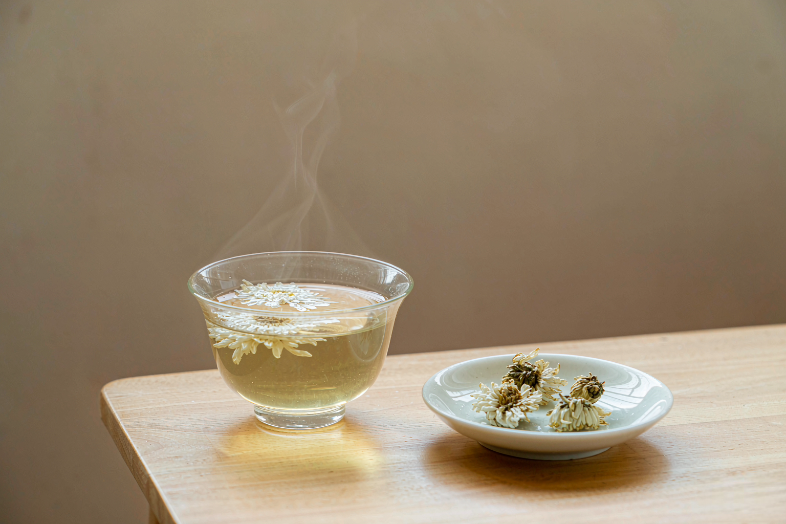 玻璃杯泡菊花茶 玻璃杯中冲泡菊花茶