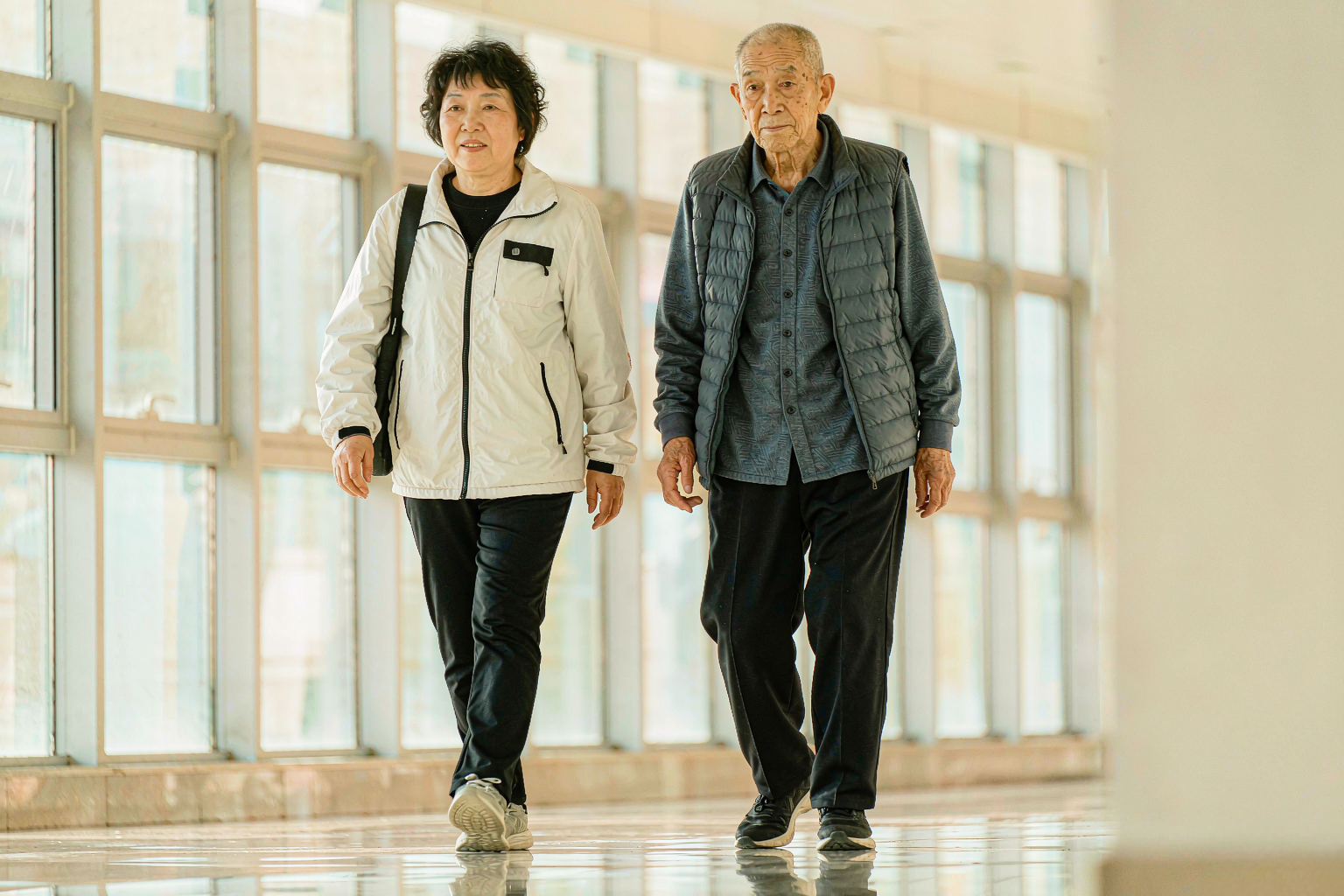 网上登记保基本床位 家属在电脑前通过上海市养老服务平台为老人办理床位登记