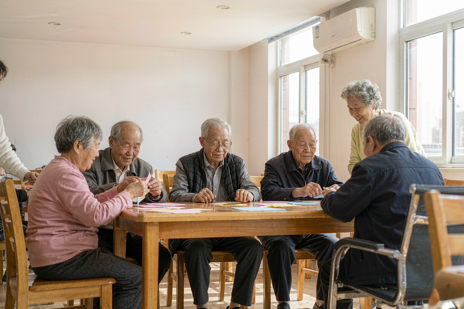 实地考察保基本机构 家属陪同老人实地参观保基本养老机构,查看护理房间与活动区域