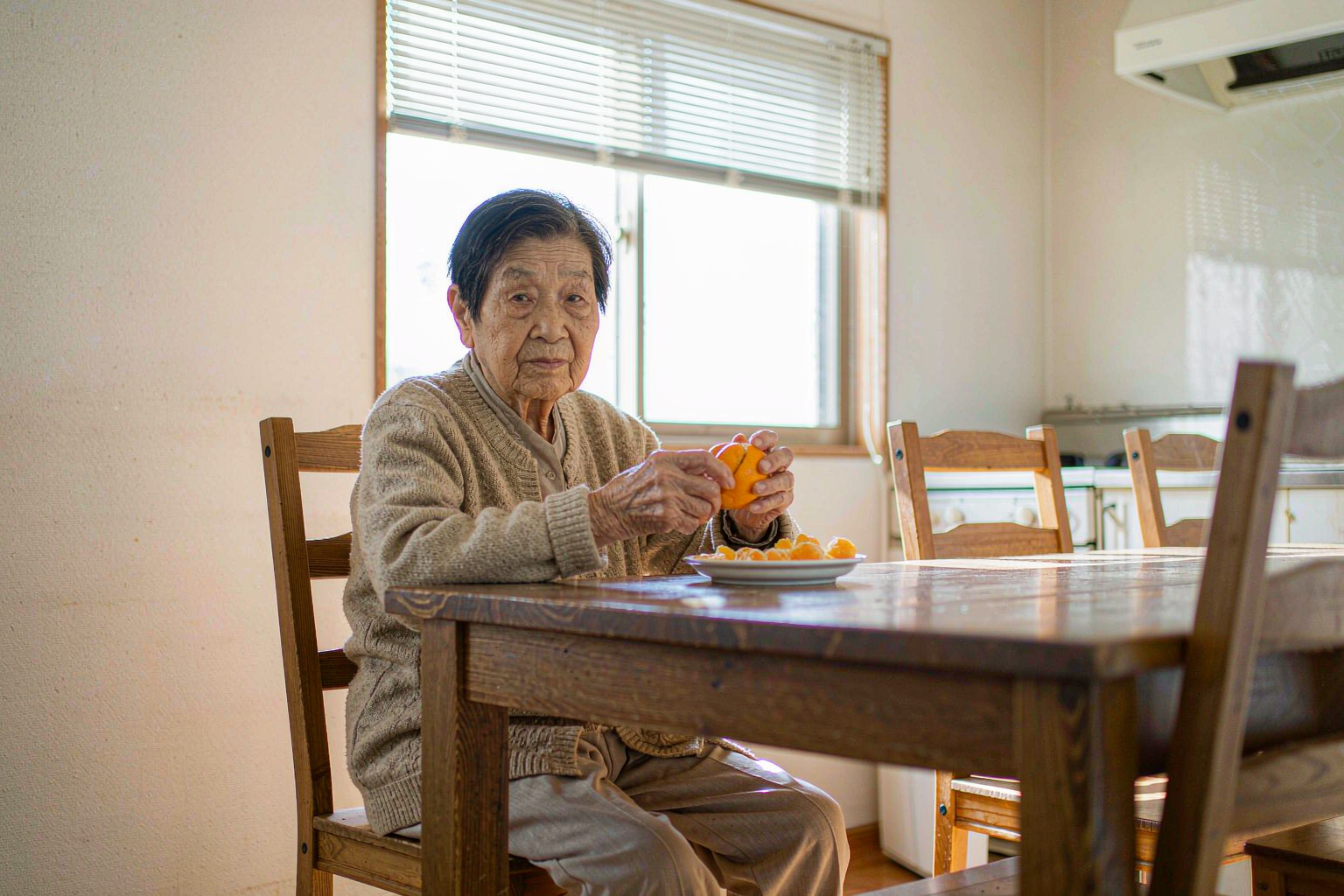 冬日橘子 老人冬日果盘里剥开的橘子