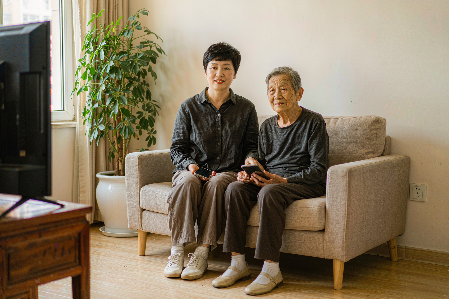 到院取号报到 老人在医院自助机前取号报到