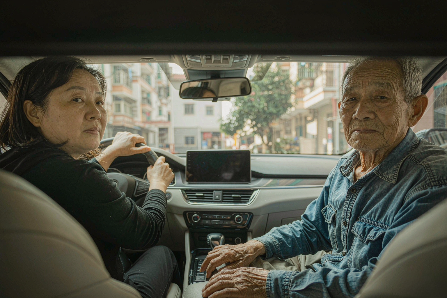 认知症与开车 老人手握车钥匙坐在驾驶座上