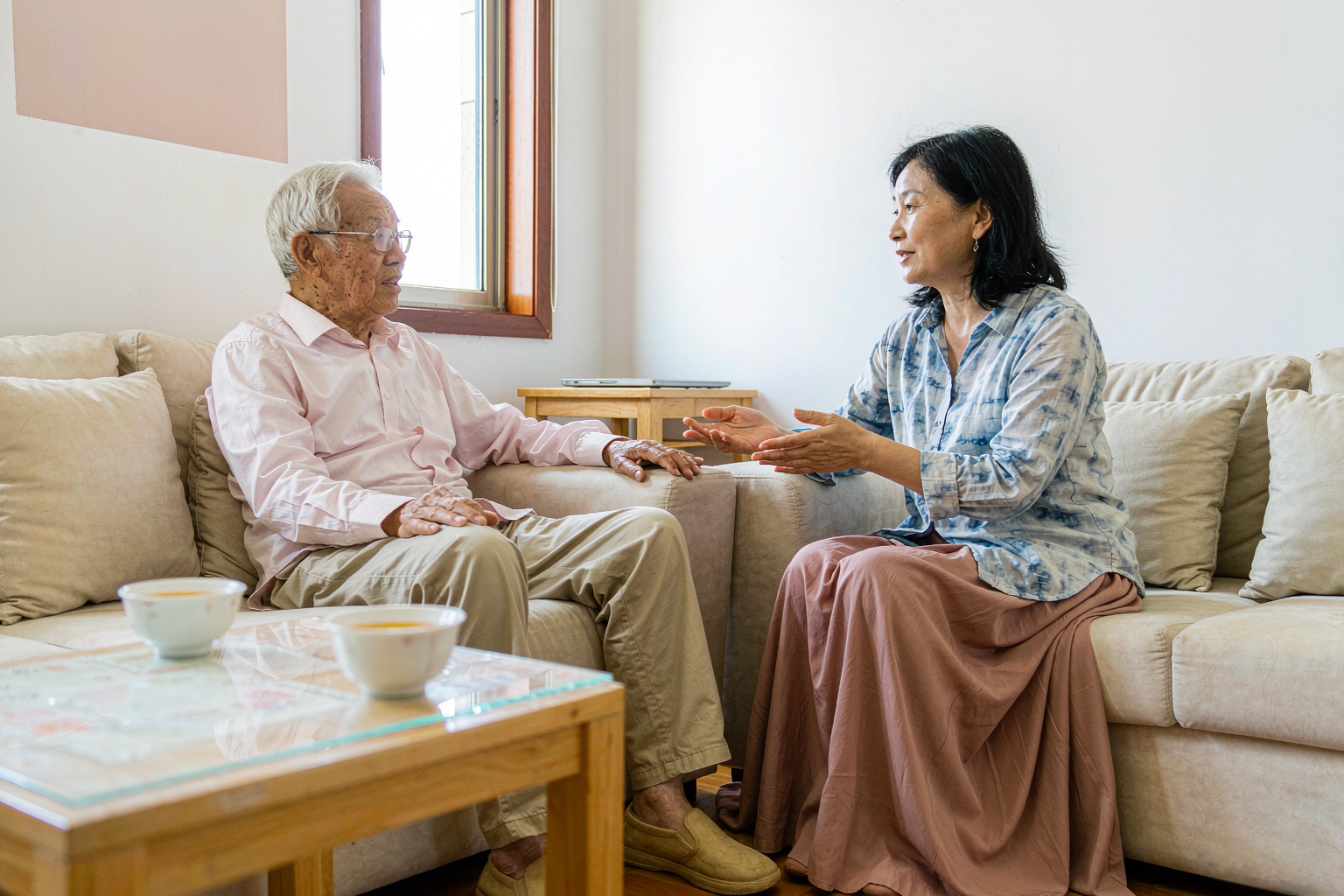 收回车钥匙的沟通 家属与老人在车旁耐心交谈